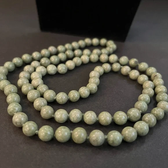 Beautiful African pale apple green jade necklace - Picture 4 of 4